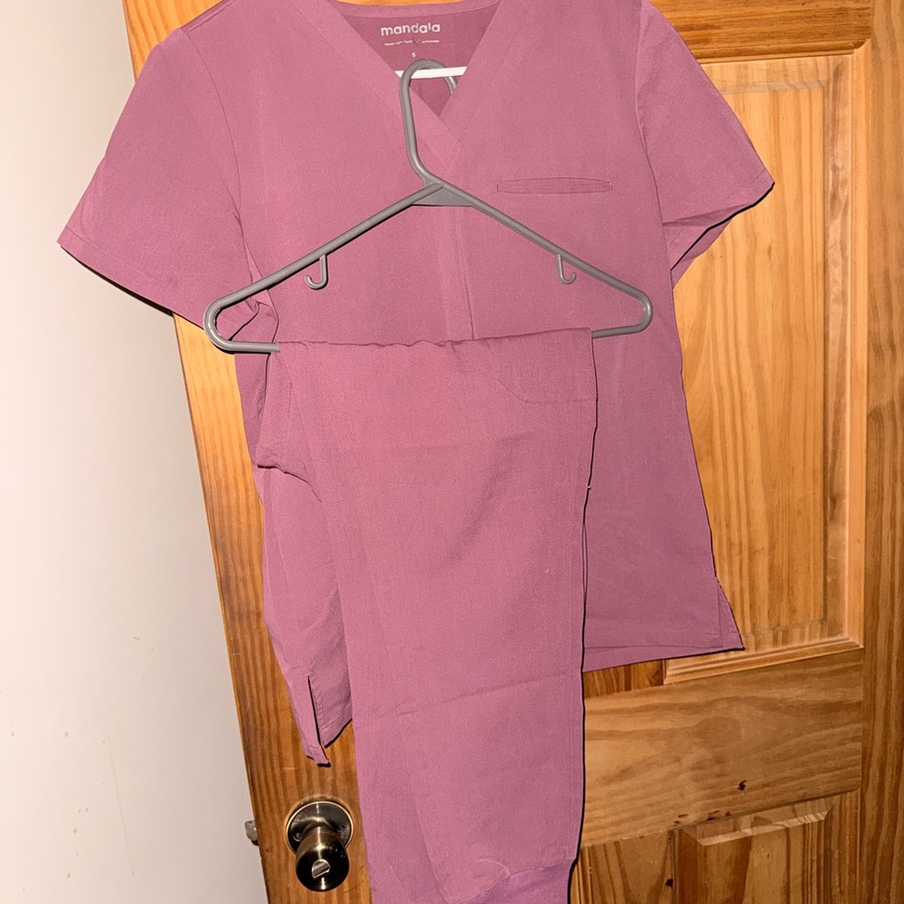 Mandala Women's Mauve Scrub Set - V-Neck Top & jogger Pants